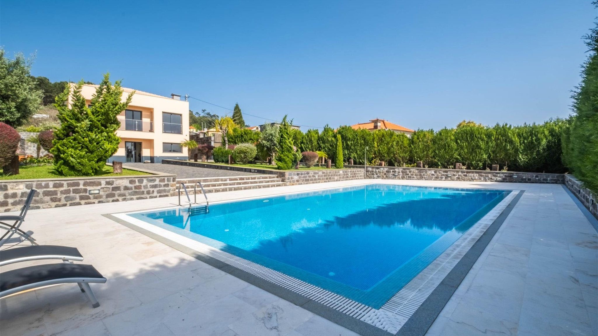 M655 Haus mit Pool und Garten