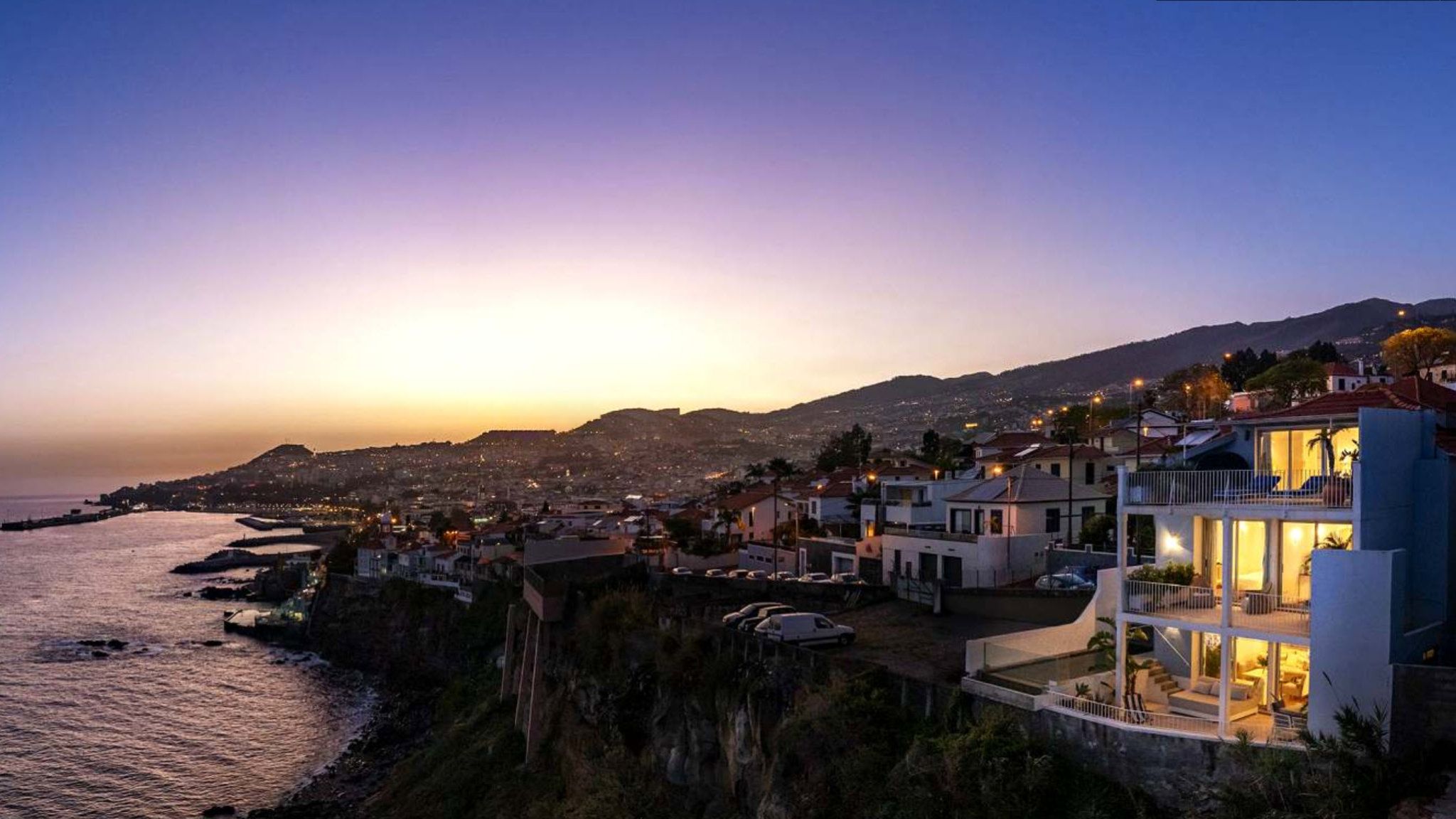 M732 Frontansicht bei Nacht