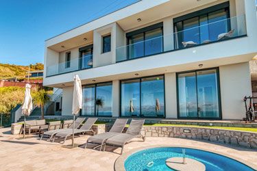 M535 house with pool