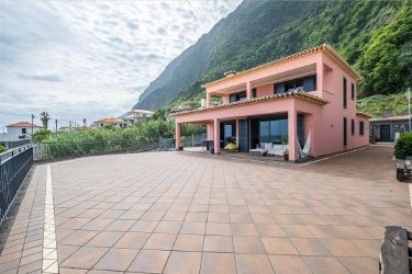 M677 house with terrace