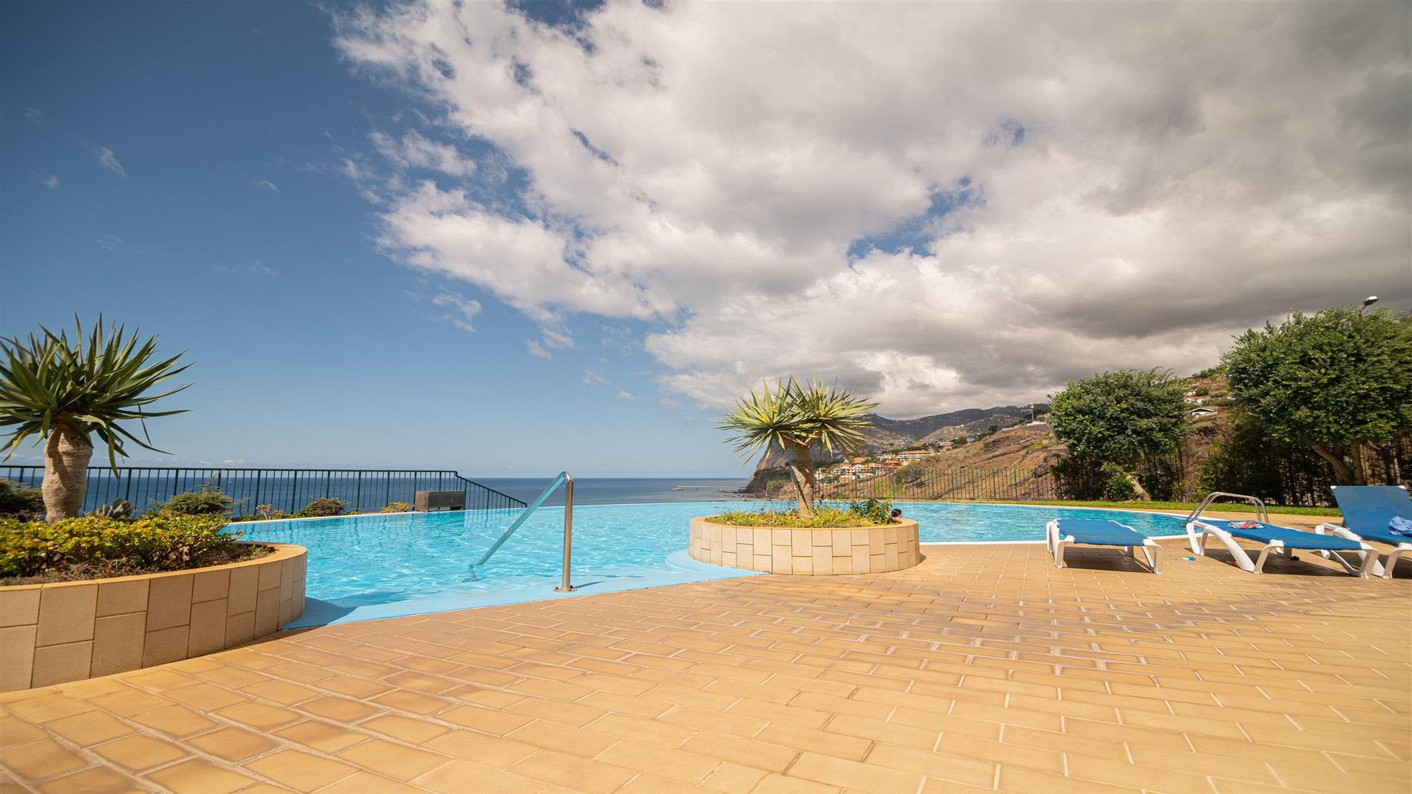 M609 Pool und Garten