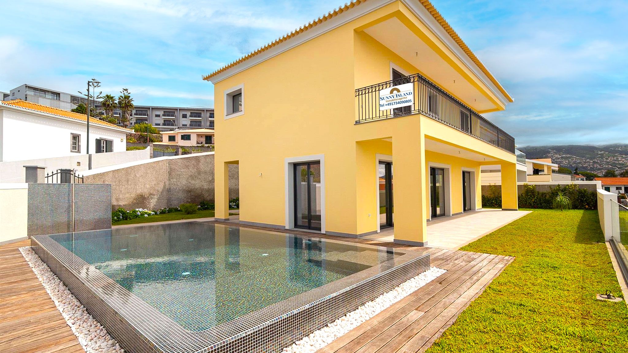 M557 House with pool and garden