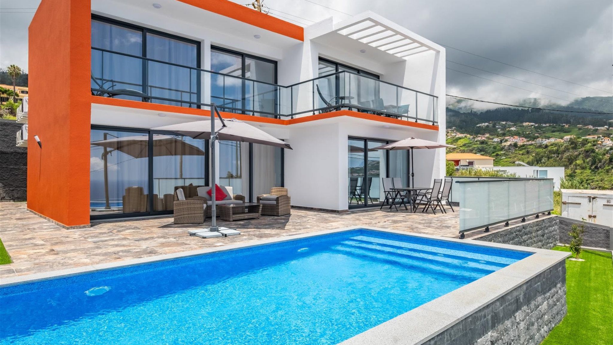 M680 house with pool and garden