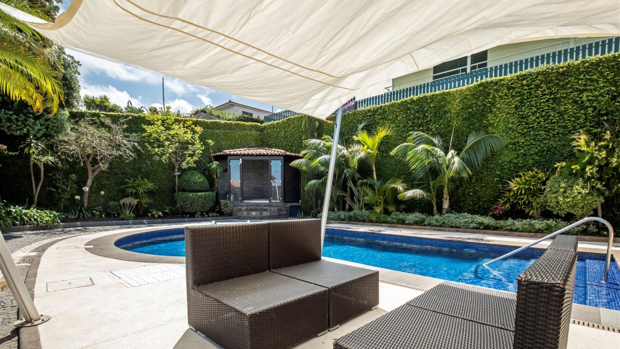 M657 House with pool and garden